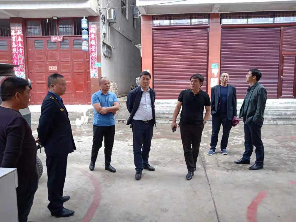 刘山鸣副县长调研马路市场整治取缔工作